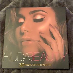 Huda beauty highlighter palette